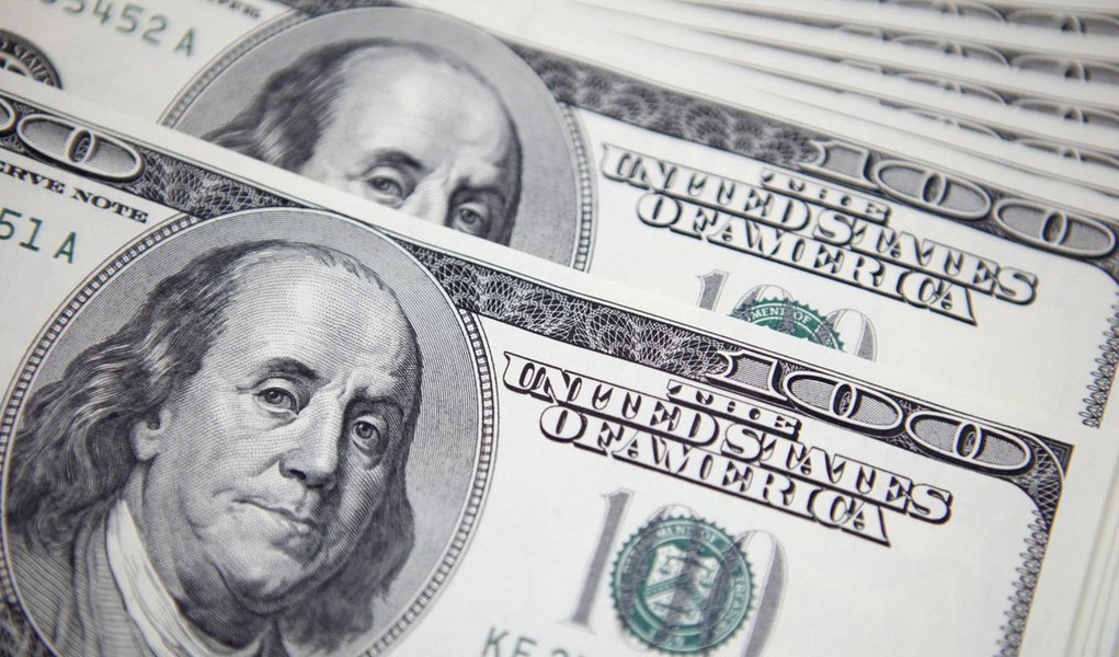 U.S. 100 dollar notes are seen at a bank in this picture illustration in Seoul September 20, 2011. The South Korean authorities were spotted selling the dollar/won in non-deliverable forward (NDF) trading between late Monday and early Tuesday in intervent