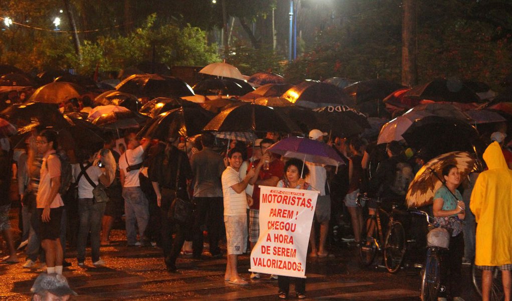Rodoviários decidem manter greve no Recife