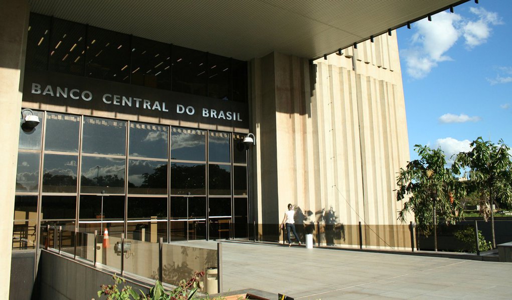 Contas externas têm déficit de US$ 43,4 bilhões