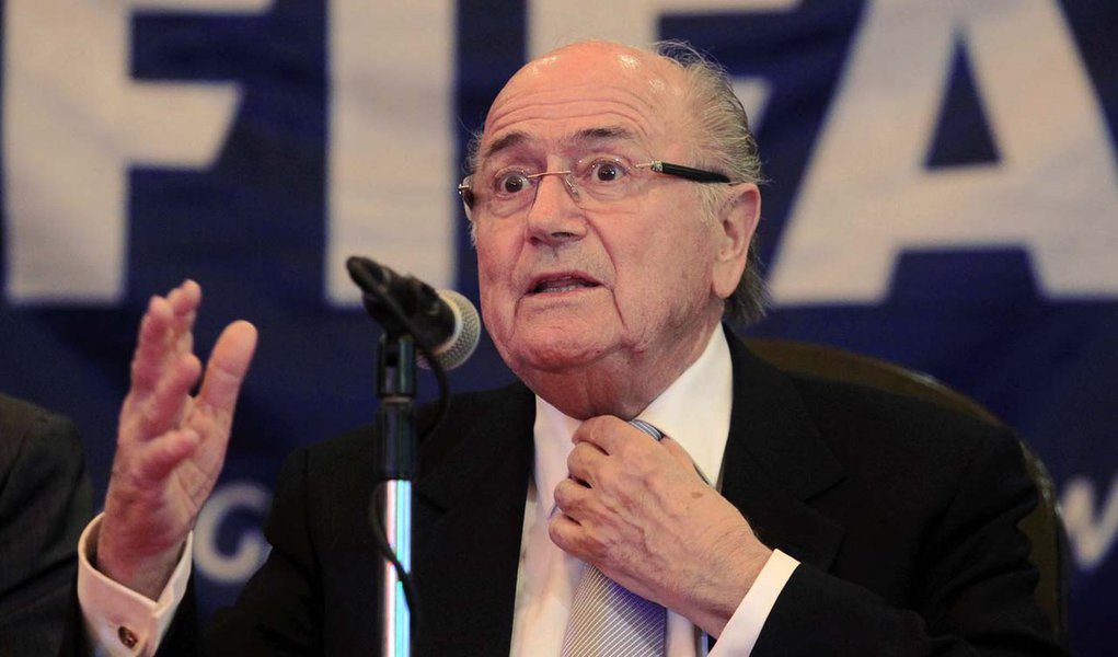 Blatter sugere que pode ficar na Fifa após mandato