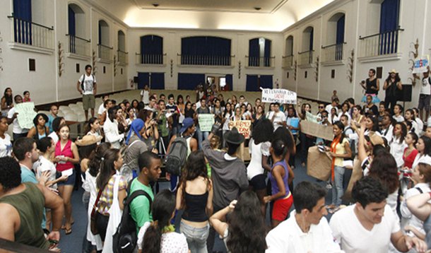 Professores da Ufba se reúnem em assembleia