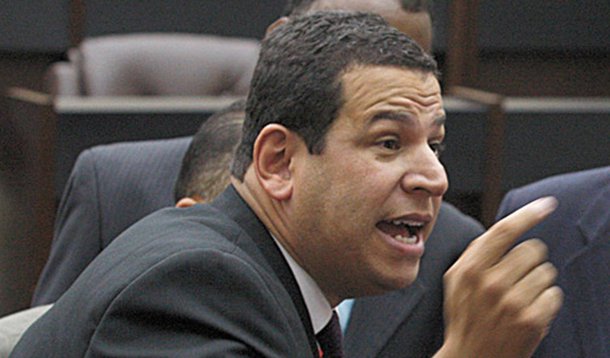 Vereadores mantêm oito vetos do prefeito em sessão tensa