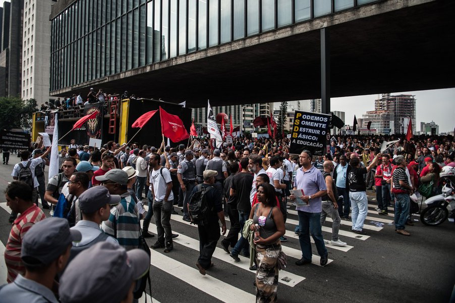Em greve, professores fecham Avenida Paulista