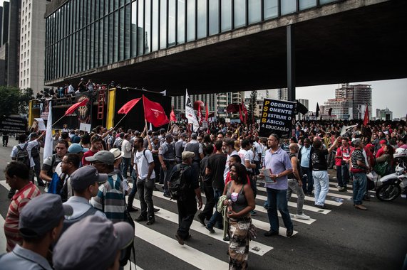 Em greve, professores fecham Avenida Paulista