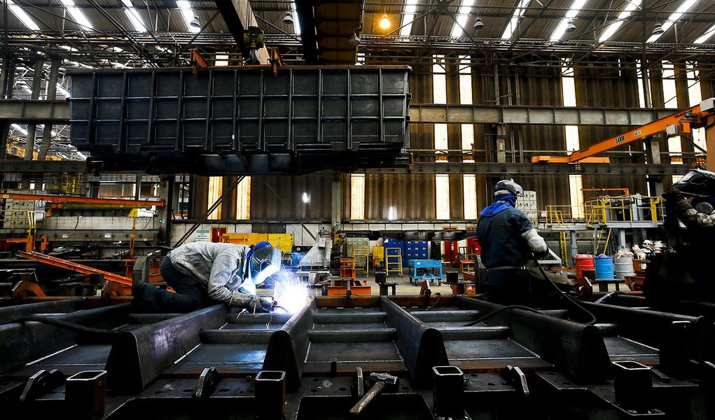 Produção industrial tem queda de 2,5% em fevereiro