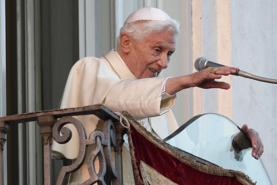 Ex-papa descansa enquanto cardeais se preparam para conclave