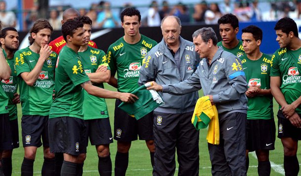 Seleção busca vitórias para se aproximar da torcida