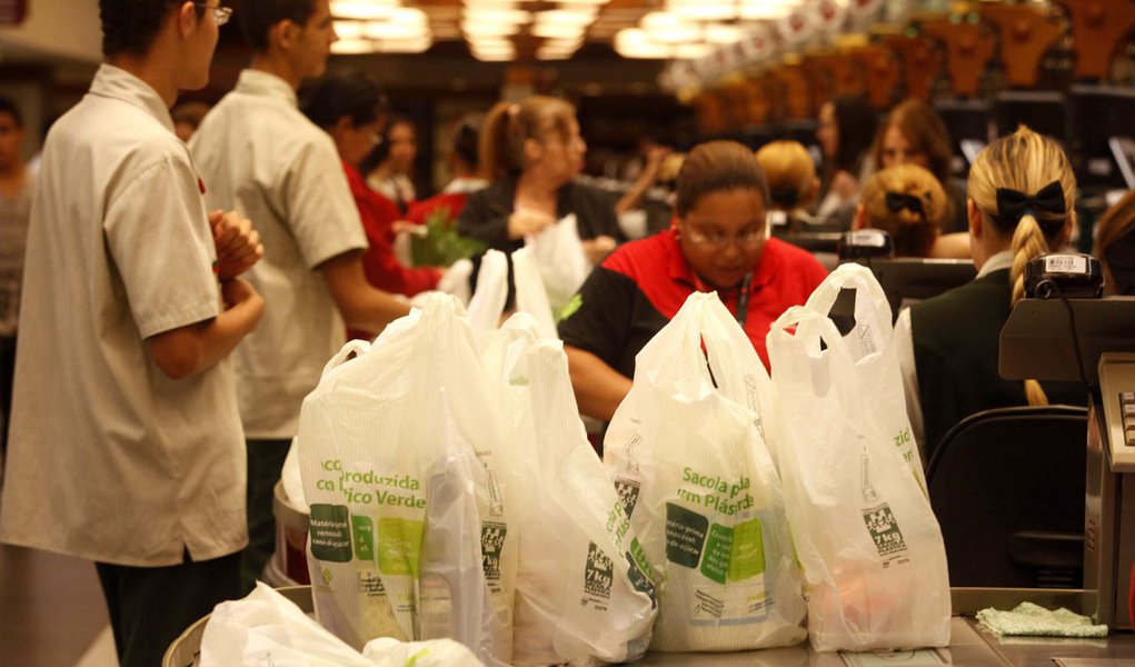 Supermercados terão de oferecer embalagens 