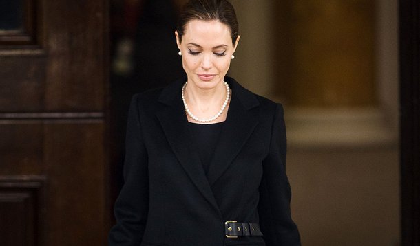 Tia de Angelina Jolie morre de câncer de mama