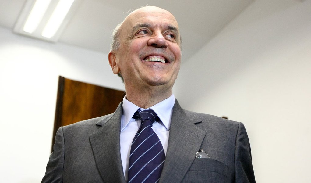 BRASILIA, DF,  BRASIL, 16-07-2013, 18h00: O ex-governador de SP Jose Serra chega ao Senado para um encontro com os Senadores Pedro Taques (PDT-MT) e Jarbas Vasconcelos (PMDB-PE), no gabinete do senador Taques. (Foto: Pedro Ladeira/Folhapress, PODER)