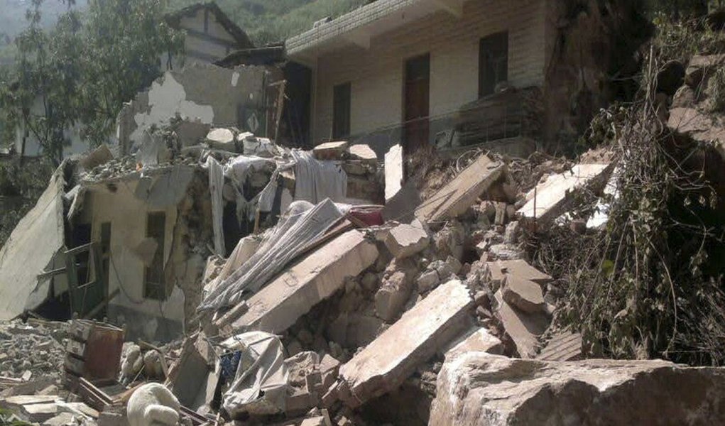 Terremoto deixa dezenas de mortos na China