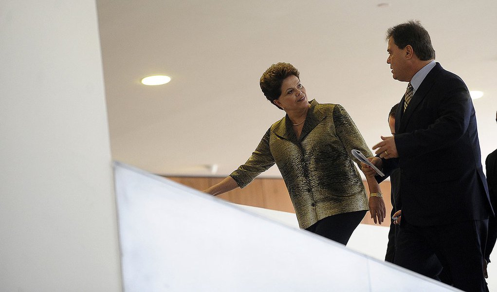 Dilma comanda no Palácio do Planalto, a cerimônia de abertura da nova seleção para unidades de educação infantil e quadras poliesportivas escolares do Programa de Aceleração do Crescimento (PAC 2). As creches e quadras para a prática de esportes serão con