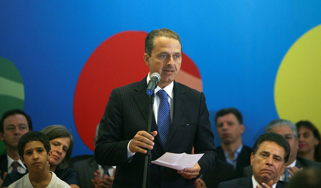 Campos adota estratégia cautelosa por 2014