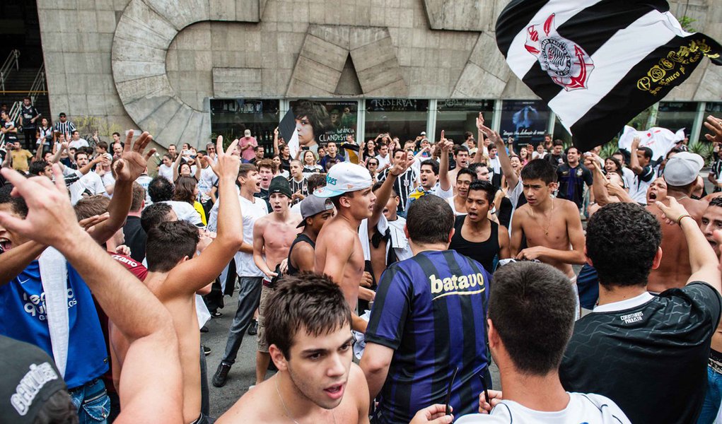 Corintianos tomam Avenida Paulista para festejar
