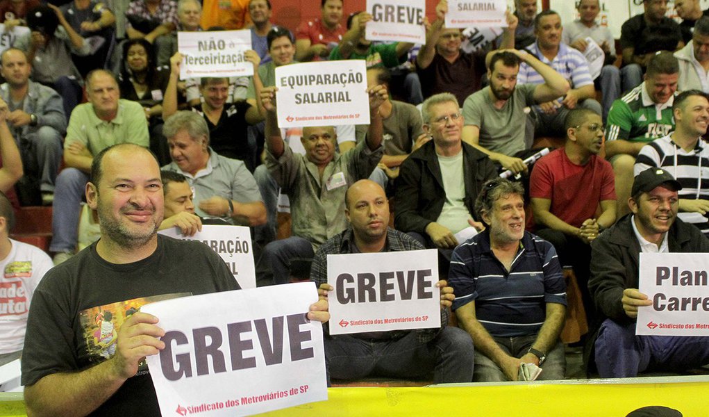 Metroviários anunciam greve a partir de terça