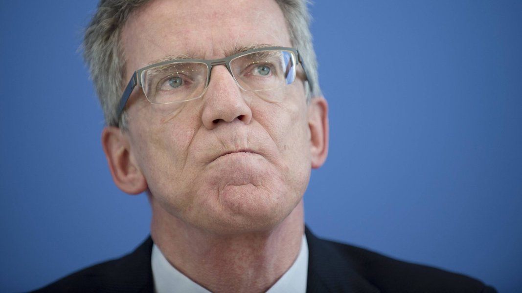 Thomas de Maiziere DEU, Deutschland, Germany, Berlin, 05.06.2013 LThomas de Maiziere, Bundesverteidigungsminister CDU. Bundespressekonferenz zum Thema Euro Hawk Bericht, Bewertungen und Konsequenzen in Berlin. Bundespolitik, Deutsche Politik, Bundesminist