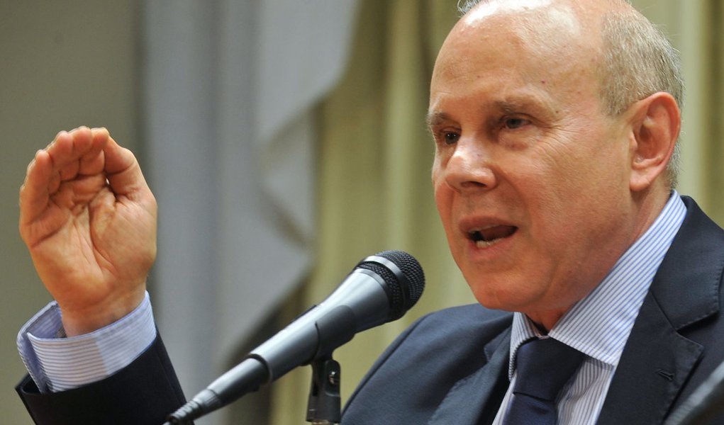 Após PIB baixo, Mantega fala em 'novas medidas'