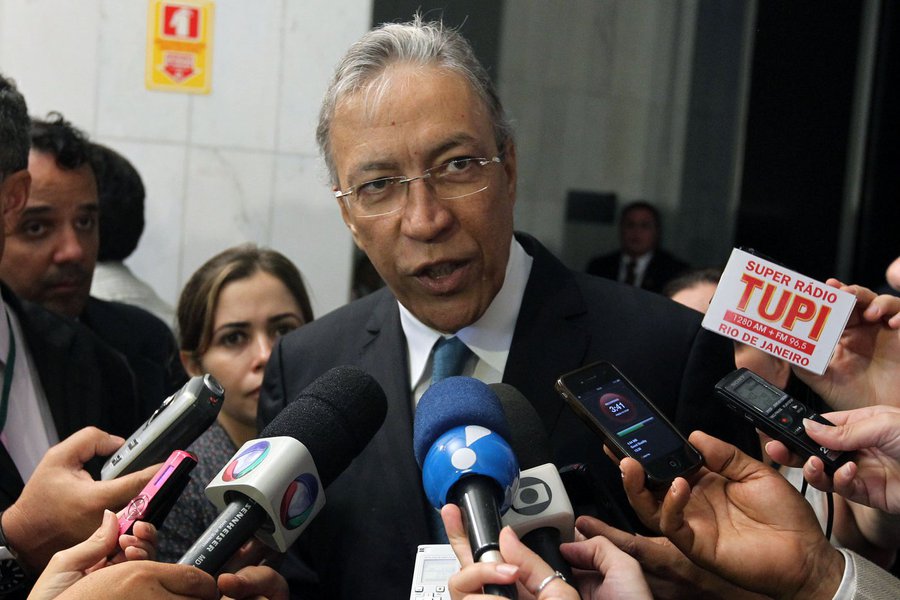Déda nega versão da TV Sergipe e afirma que tumor no estômago diminuiu