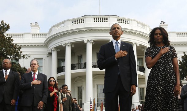 Presidente dos EUA, Barack Obama, e primeira-dama, Michelle Obama, durante minuto de silêncio em homenagem aos mortos nos ataques de 11 de setembro de 2001, em frente à Casa Branca, em Washington. 11/09/2014. REUTERS/Kevin Lamarque