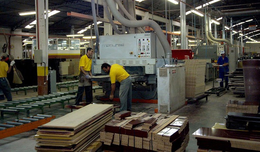 Emprego na indústria recua 0,3% em abril