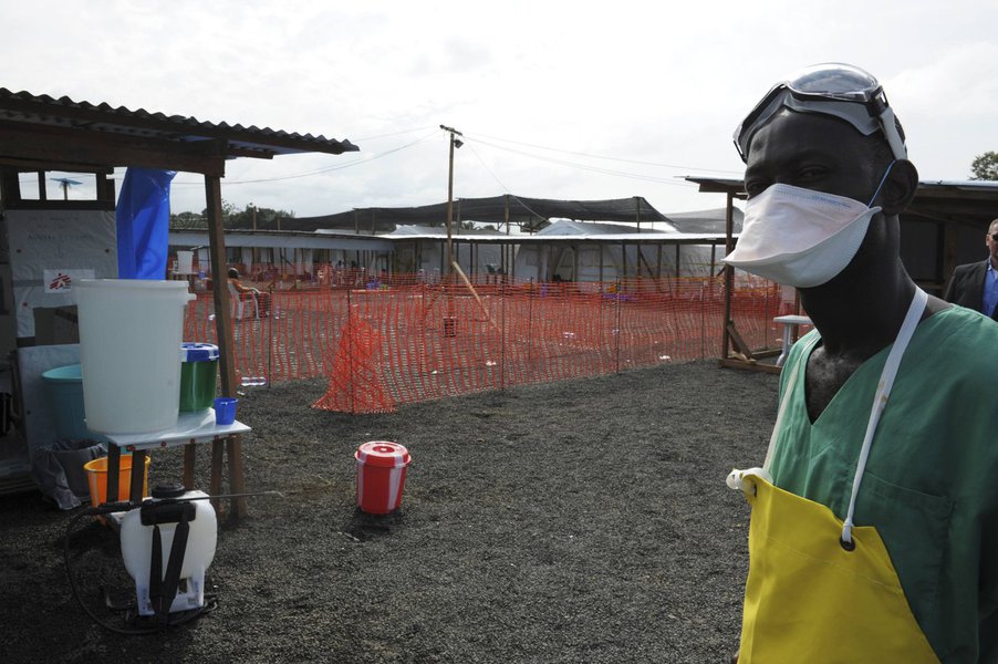 Trabalhador dos Médicos Sem Fronteiras do lado de fora de área de isolamento para pacientes com Ebola em Monróvia. 23/08/2014 REUTERS/2Tango