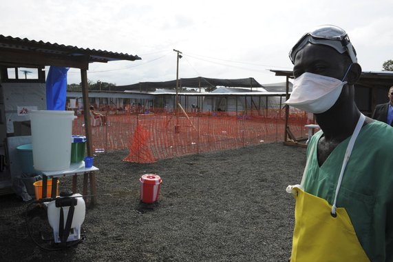 Trabalhador dos Médicos Sem Fronteiras do lado de fora de área de isolamento para pacientes com Ebola em Monróvia. 23/08/2014 REUTERS/2Tango