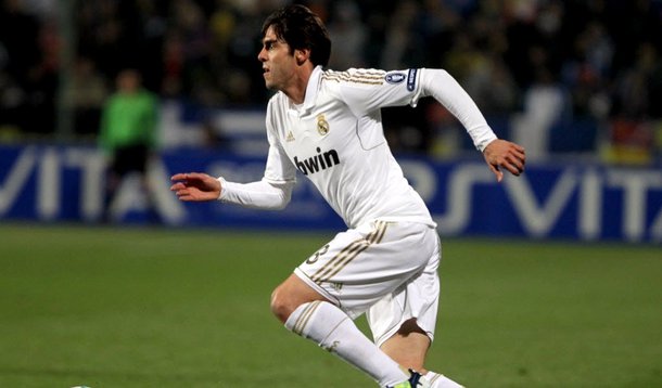 Milan tenta ter Kaká por empréstimo