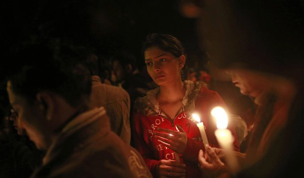 Corpo da estudante estuprada na Índia é cremado
