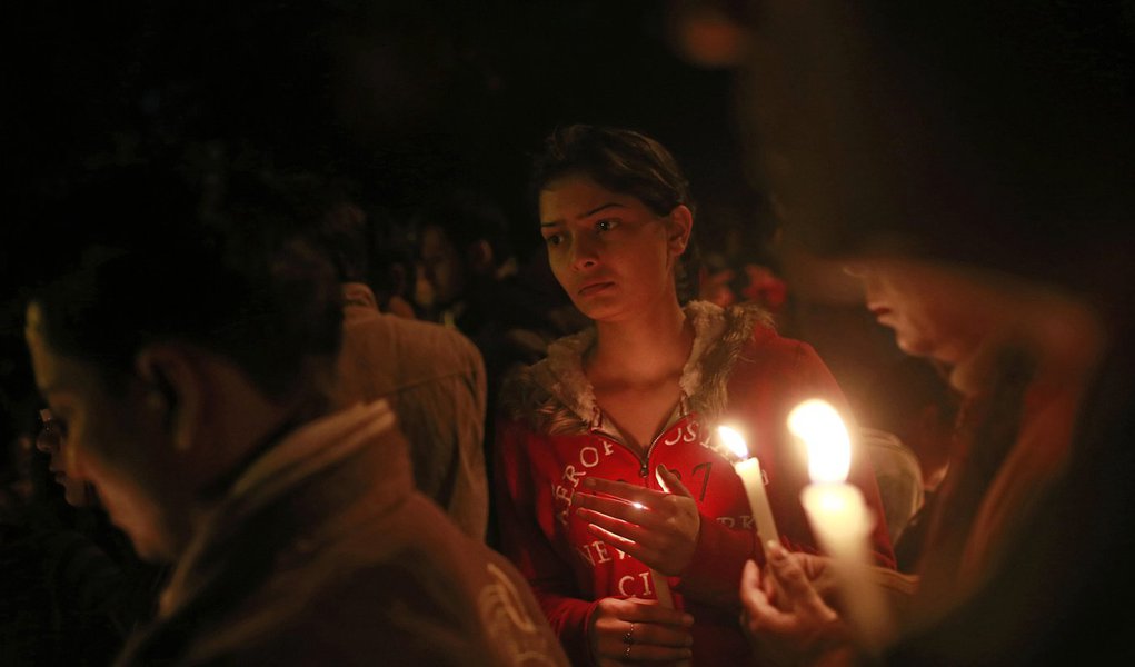Corpo da estudante estuprada na Índia é cremado