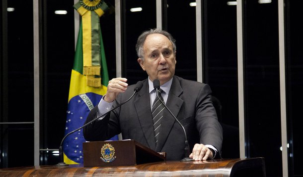 Em discurso na tribuna do Senado, senador Cristovam Buarque (PDT-DF).