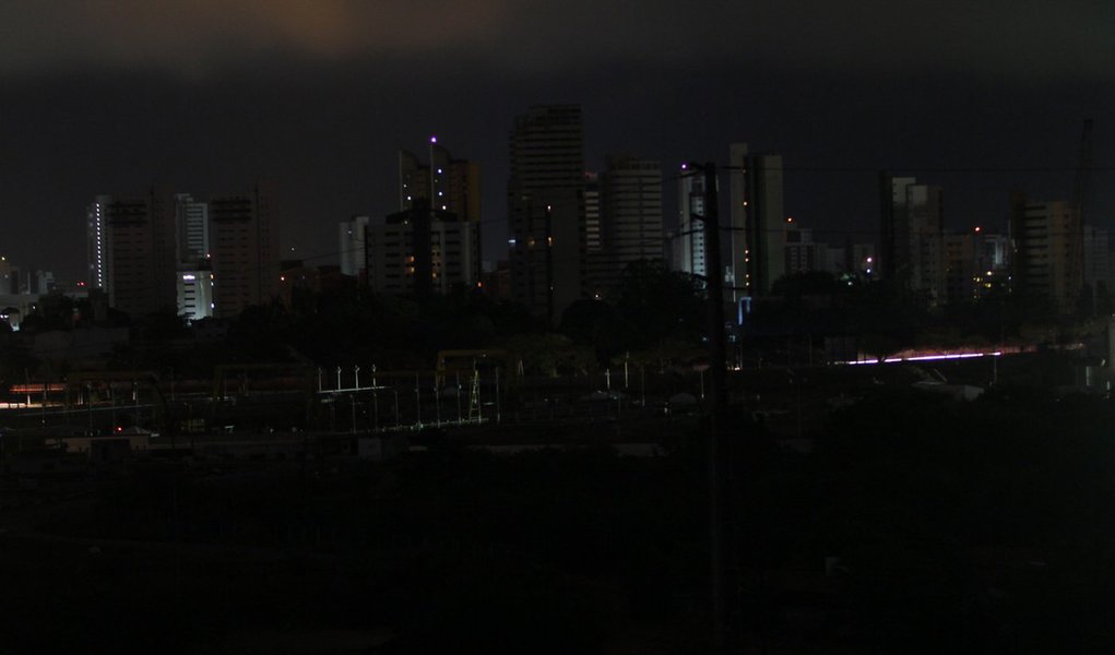 Árvore cai e causa apagão em 29 cidades