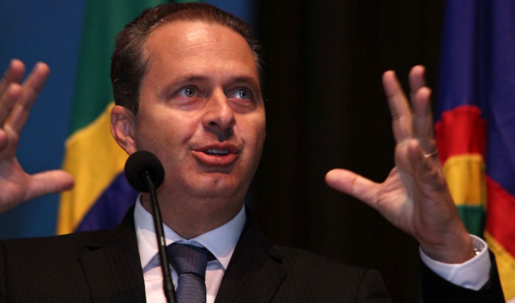 Mesmo com protestos, Campos mantém cautela
