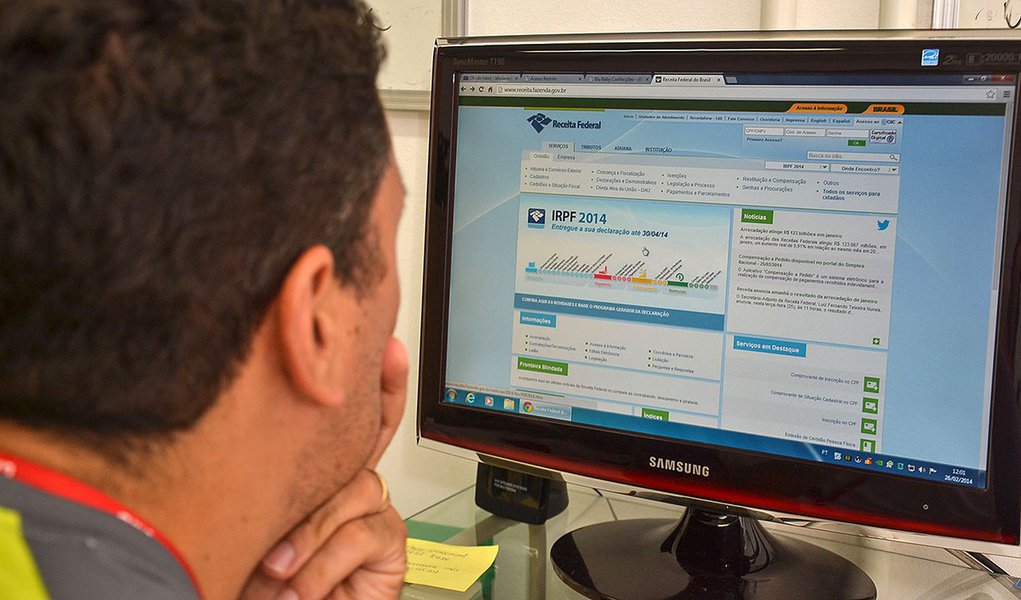 Blumenau/SC - 26/02/2014 - Receita Federal libera programa para fazer declaração do Imposto de Renda 2014. Foto: Denner William/AGP