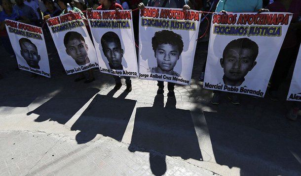 Familiares exibem fotos de estudantes desaparecidos durante uma manifestaÃ§Ã£o em Zumpango, no Estado de Guerrero, no sul do MÃ©xico, nesta quinta-feira. 27/11/2014  REUTERS/Henry Romero