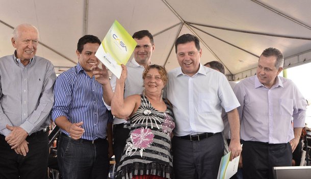 Perillo prioriza serviços e entrega de escrituras