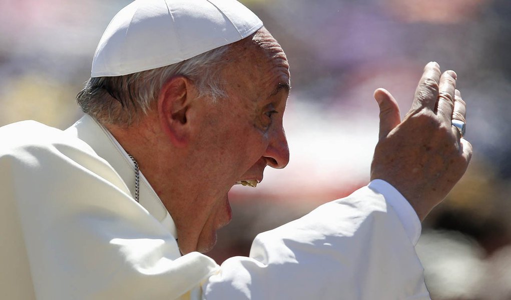 "Nos vemos em três dias", diz papa no Twitter