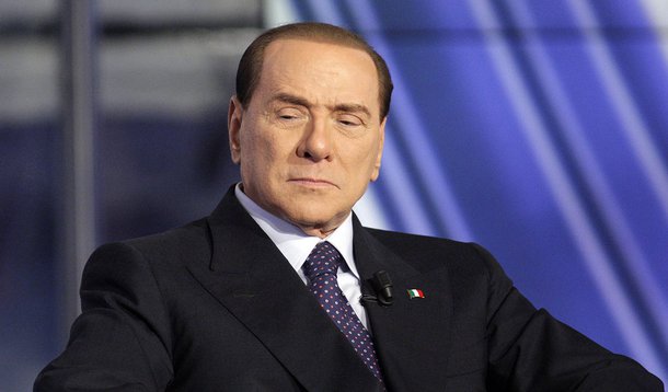 Berlusconi xinga manifestantes ao chegar ao Senado