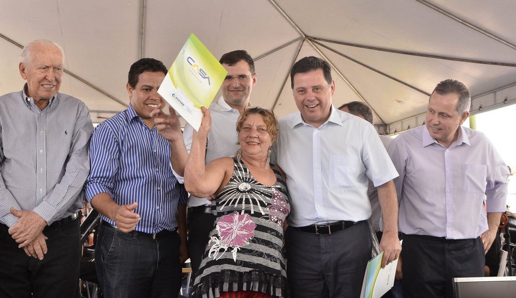 Perillo prioriza serviços e entrega de escrituras