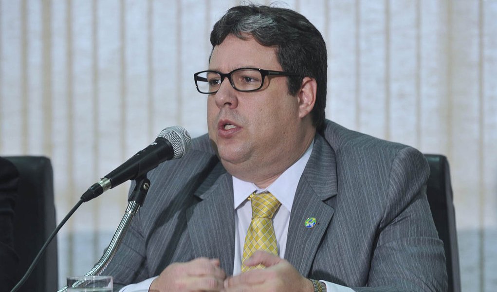 Brasília - O ministros das Relações Exteriores, Antonio Patriota, da Justiça, José Eduardo Cardozo, do Trabalho e Emprego, Paulo Roberto dos Santos Pinto, e o secretário executivo do Ministério da Justiça, Luiz Paulo Barreto, que preside o Comitê Nacional