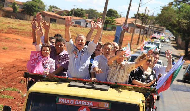 Paulo promove carreata e adesivaço