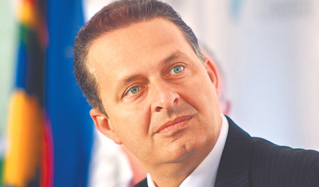 Casado com o PT, PSB flerta cada vez mais com o PSDB