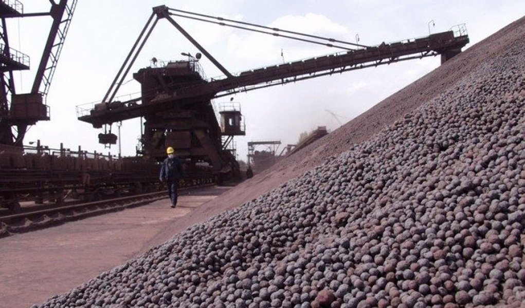 Minério de ferro: volumes em alta, preços em baixa