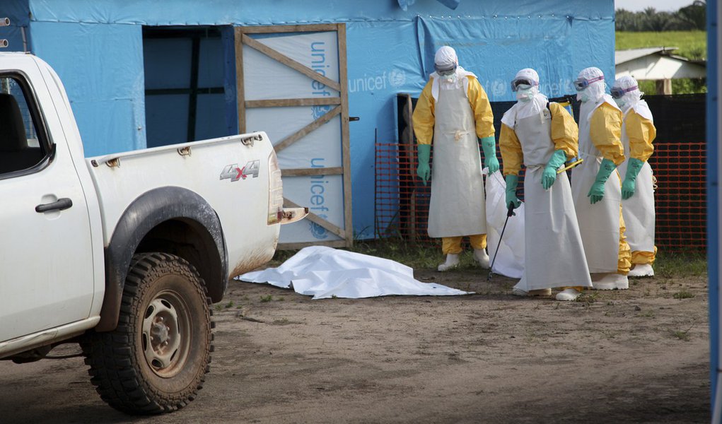 FuncionÃ¡rios da Ã¡rea mÃ©dica com proteÃ§Ã£o completa do lado de fora de uma unidade de quarentena na LibÃ©ria. 27/07/2014 REUTERS/Ahmed Jallanzo/UNICEF/DivulgaÃ§Ã£o via Reuters