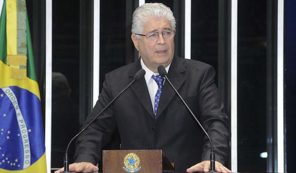 Em discurso na tribuna do Senado, senador Roberto Requião (PMDB-PR)