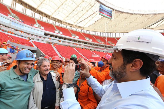Agnelo e Lula visitam o estádio Mané Garrincha