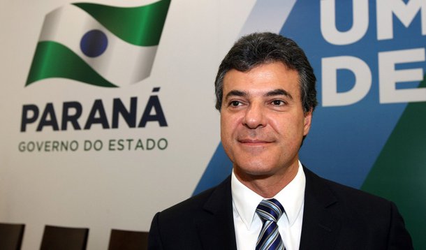 Governador Beto Richa acompanhado do presidente da jucepar, Ardisson Naim Akel, reitor da universidade federal do Paraná, Zaki Akel Sobrinho, presidente da associação dos tradutores públicos do paraná, MAriano Czaikowski e demais autoridades, empossa 186 