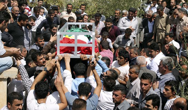 MultidÃ£o carrega caixÃ£o de soldado curdo peshmerga morto em confronto com militantes do Estado IslÃ¢mico. 24/08/2014 REUTERS/Stringer