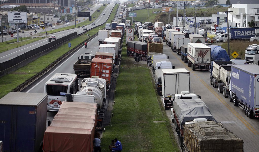 Greve dos caminhoneiros é suspensa após acordo com o governo