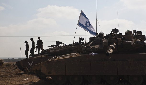 Soldados israelenses em cima de um tanque estacionado prÃ³ximo Ã  fronteira com a Faixa de Gaza.  24/07/2014. REUTERS/Nir Elias