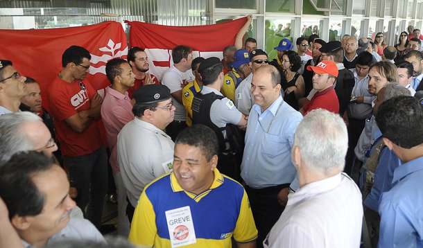 Brasília  - A greve dos trabalhadores da Empresa Brasileira de Correios e Telégrafos (ECT) provocou a suspensão, dos serviços prestados com hora marcada, entre eles o Sedex 10, o Sedex Hoje e o Disque-Coleta. Anunciada pela própria empresa, a suspensão va